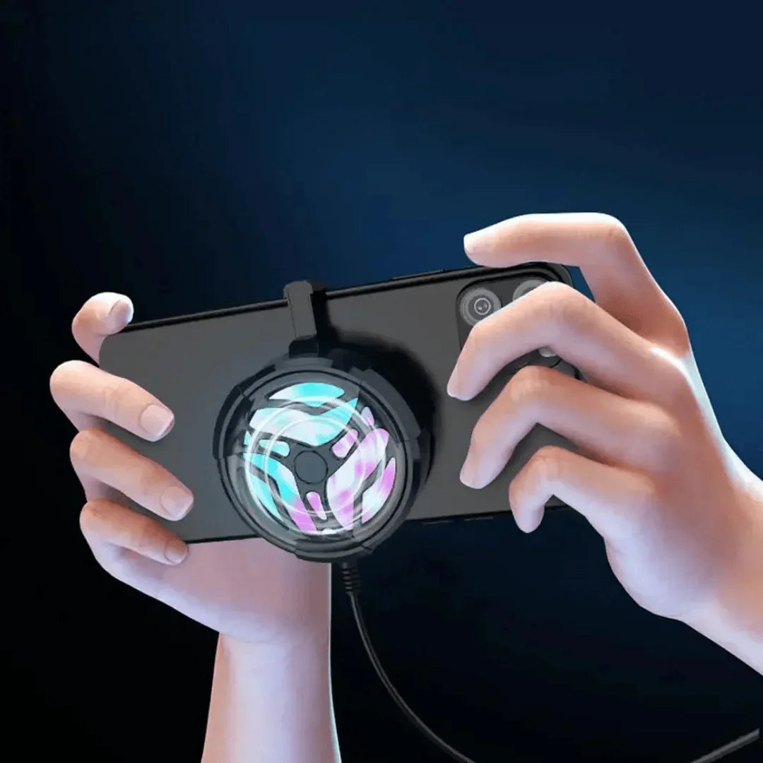 Mãos seguram smartphone com cooler de resfriamento RGB para games, fundo escuro.