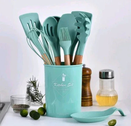 Conjunto de utensílios de silicone verde para cozinha em pote decorativo na bancada
