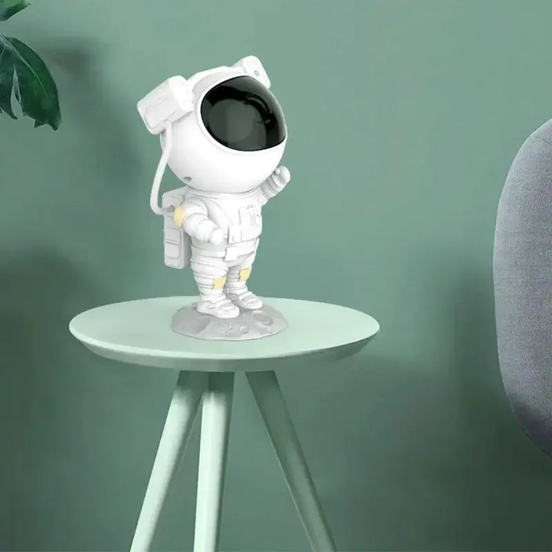 Estatueta de astronauta branco decorando mesa verde em ambiente moderno