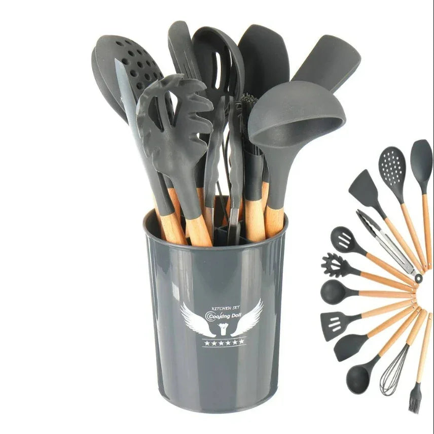Conjunto de utensílios de cozinha em silicone preto com cabo de madeira em porta-talheres cinza.