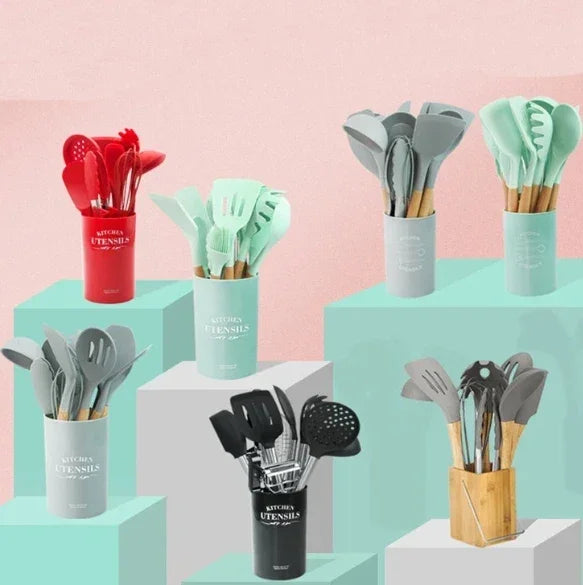 Conjuntos de utensílios de cozinha coloridos em recipientes sobre blocos, fundo rosa.