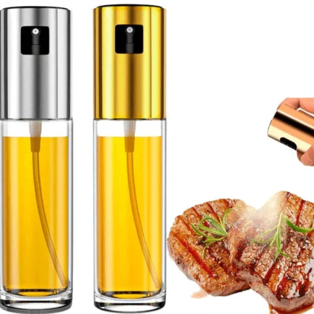 Pulverizadores de óleo inox e dourado ao lado de bife grelhado sendo borrifado