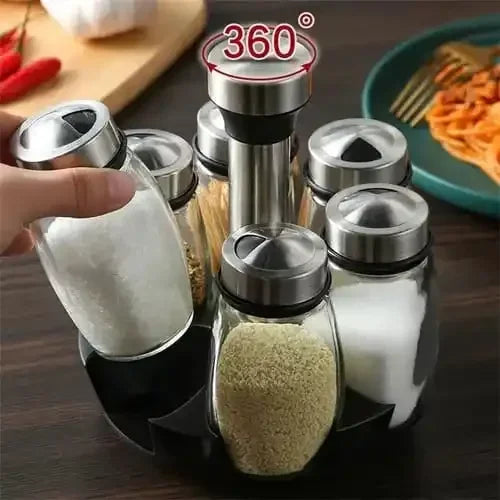 Conjunto de temperos giratório 360 graus com potes de aço inox para cozinha sobre mesa de madeira.