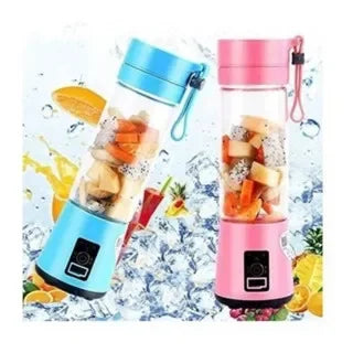 Mini liquidificador portátil azul e rosa com frutas, fundo de cubos de gelo e sucos