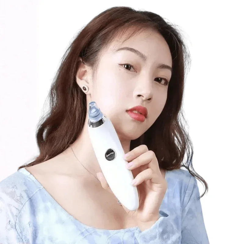 Mulher usando um limpador facial a vácuo elétrico para limpeza de pele.