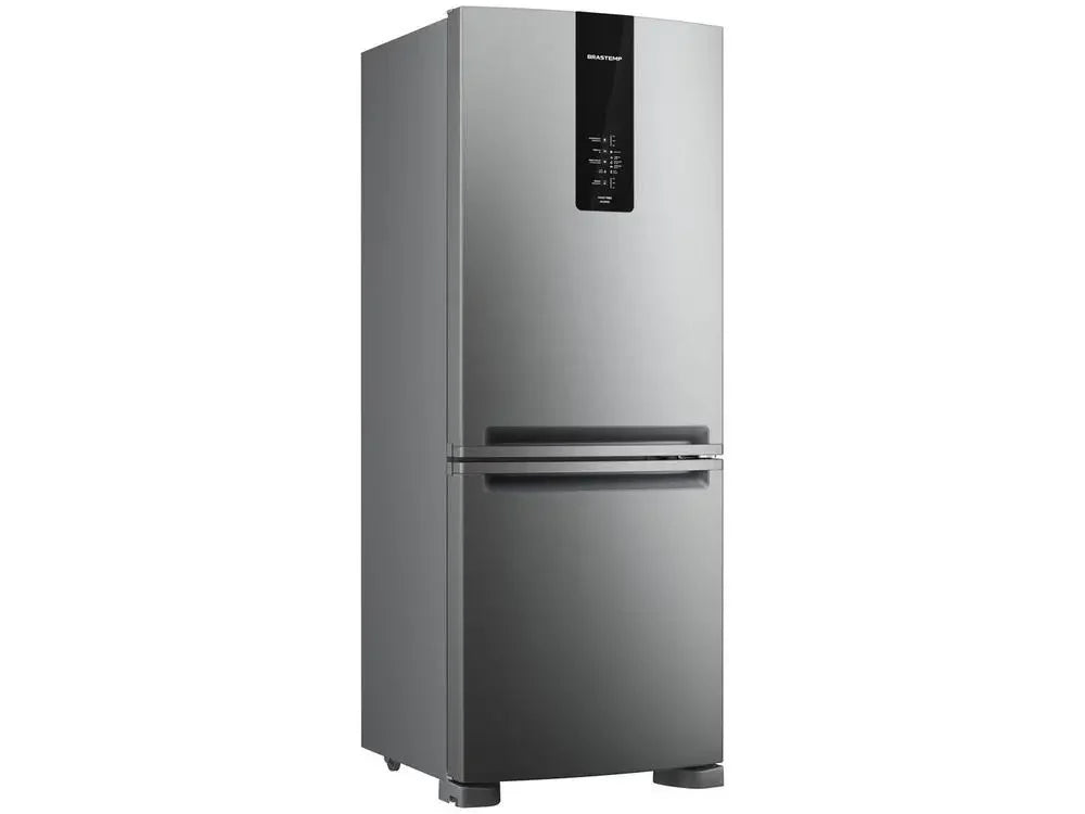 Geladeira Brastemp inox com painel digital e freezer embaixo, vista frontal