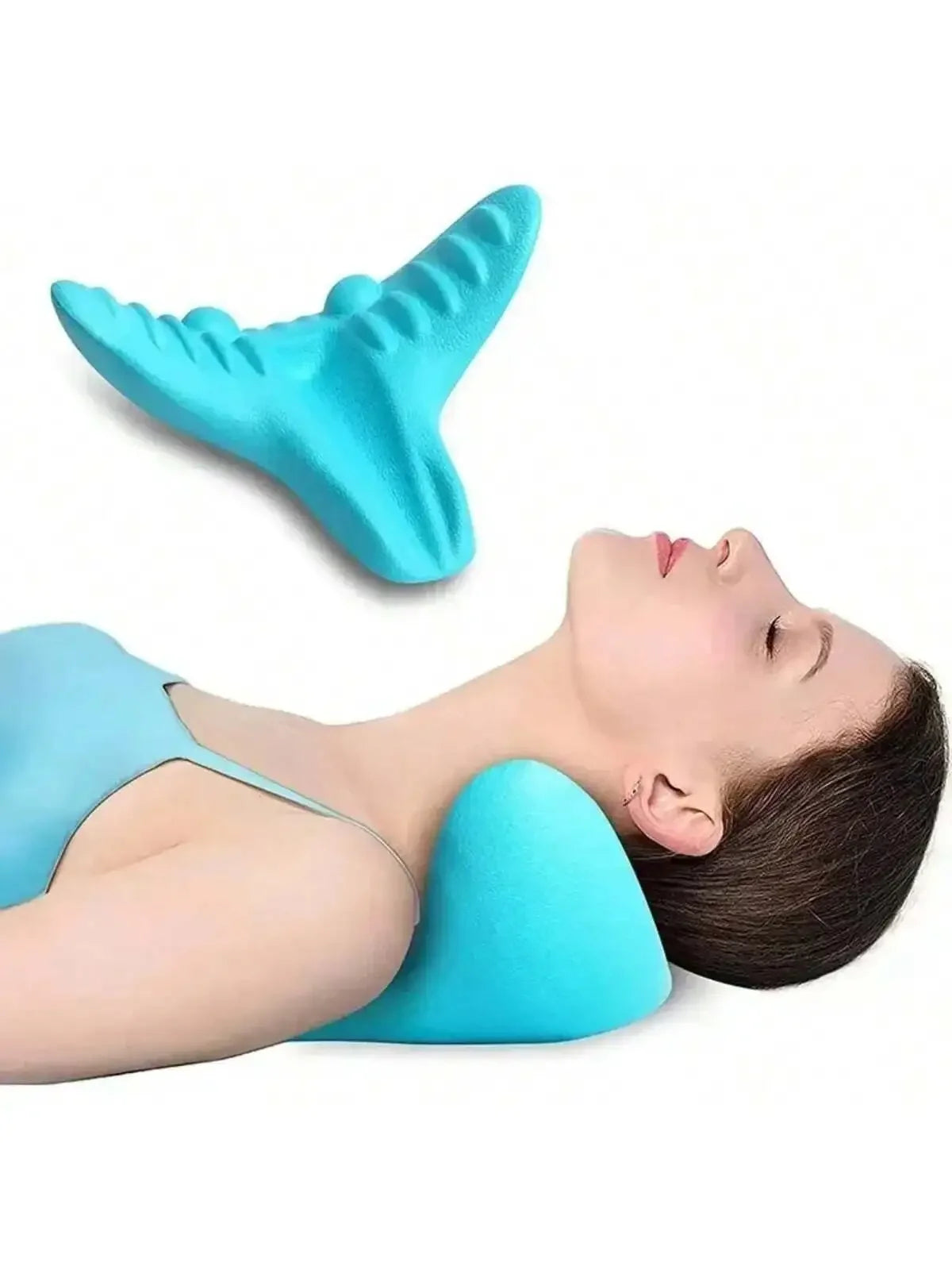 Mulher usando apoio ortopédico azul para pescoço, alívio da dor cervical.