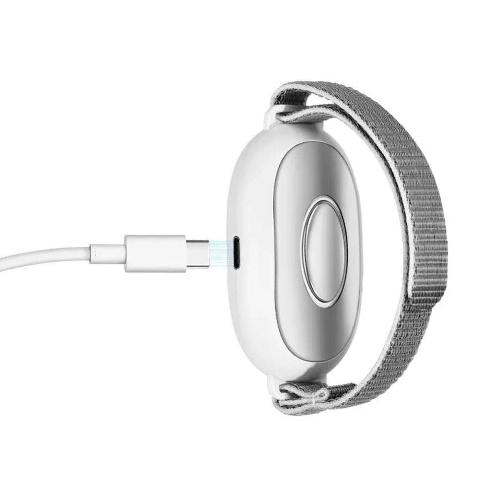 Dispositivo eletrônico branco com pulseira de tecido cinza sendo carregado via cabo USB-C