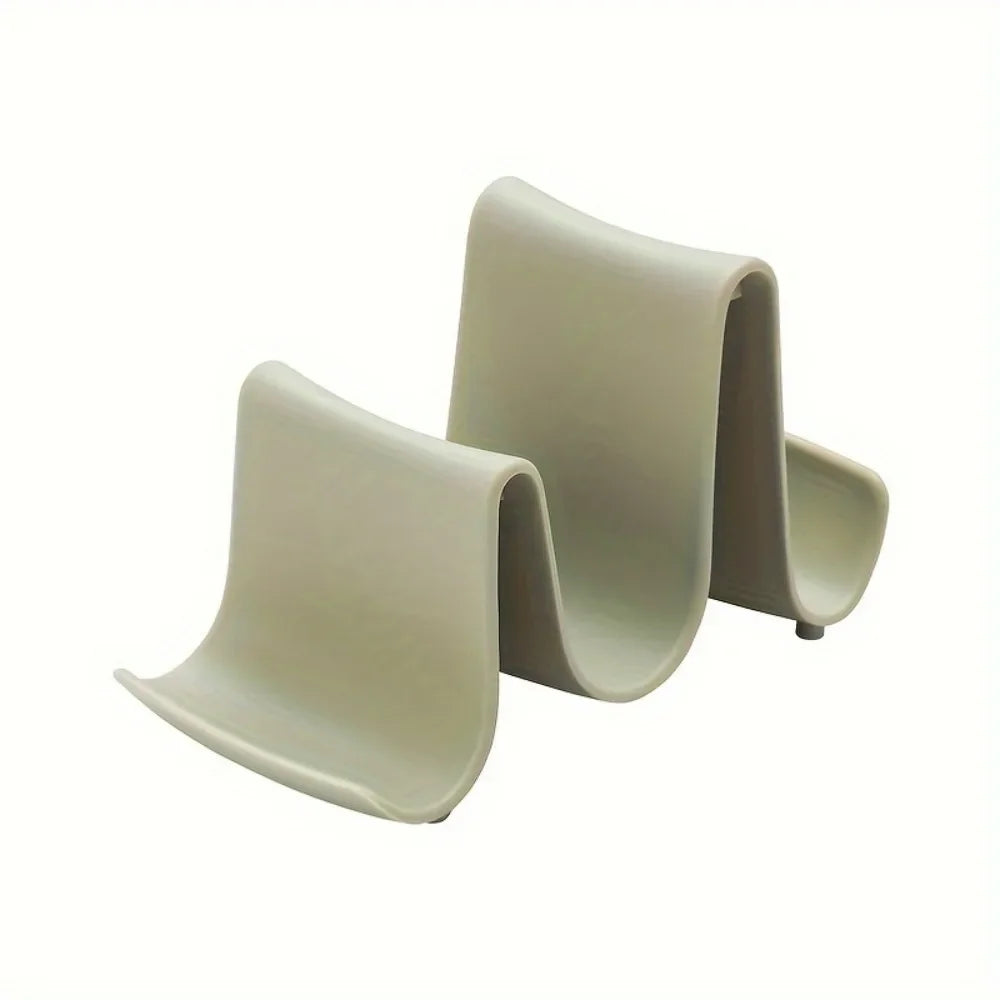 Porta-esponja de plástico cinza claro em formato ondulado sobre fundo branco.