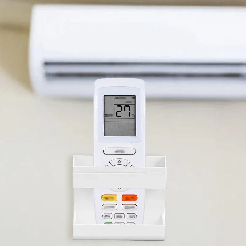 Controle remoto de ar condicionado branco em suporte na parede, aparelho de ar ao fundo