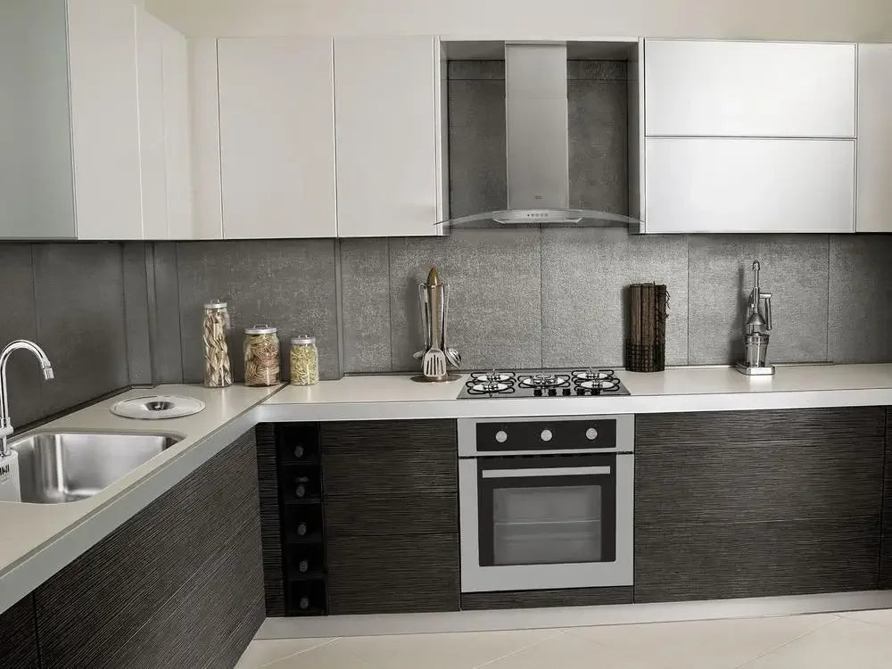 Cozinha moderna com armários brancos, forno embutido, cooktop e utensílios na bancada