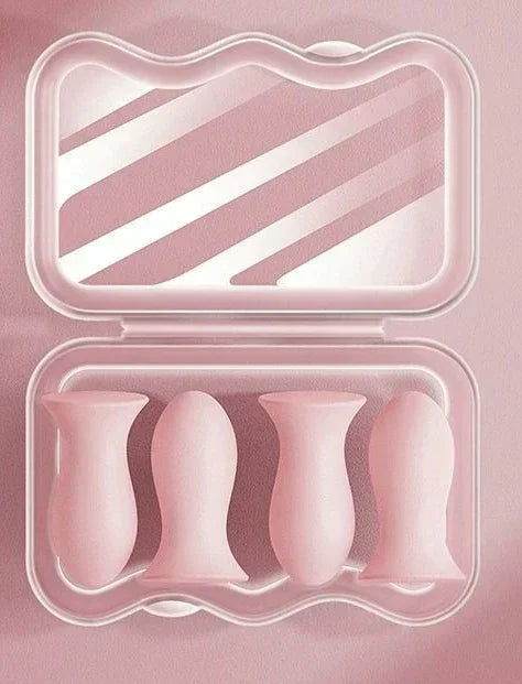 Conjunto rosa de ventosas faciais de silicone em estojo transparente, fundo rosa.