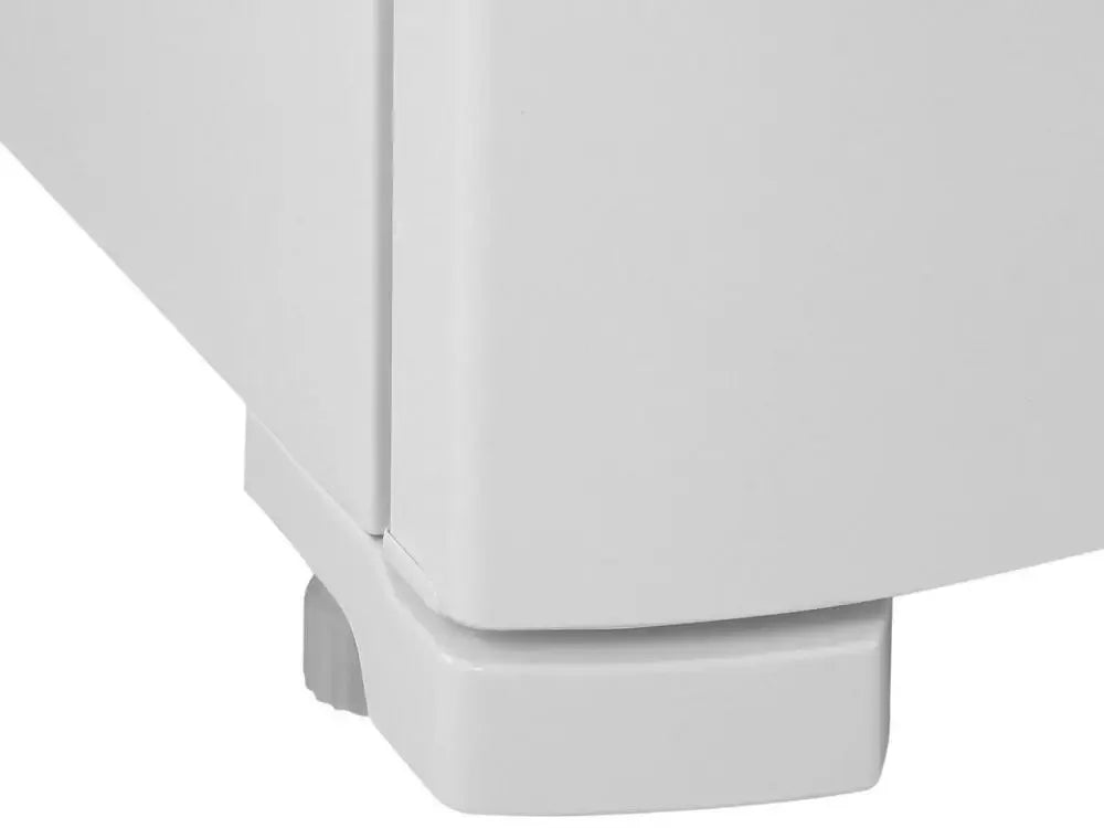 Rodapé de eletrodoméstico branco com rodinha na base