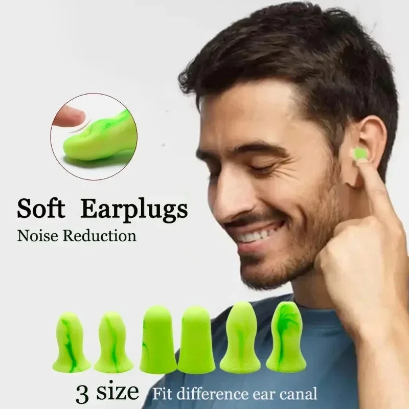 Homem sorrindo usando protetor auricular verde macio, ajuste para reduzir ruído, três tamanhos.