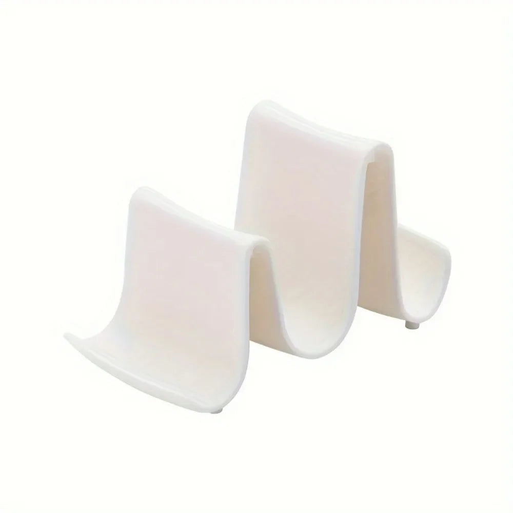 Suporte para pratos branco ondulado sobre fundo branco, organizador de cozinha moderno.