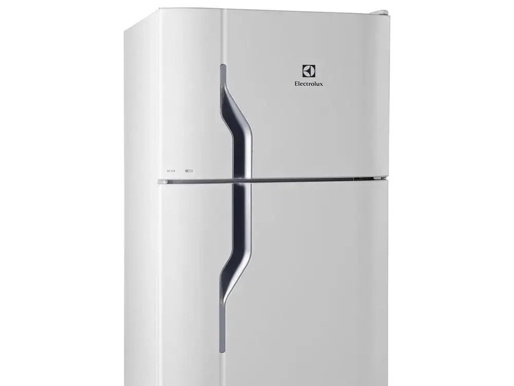 Geladeira Electrolux branca duplex com puxador ergonômico e design moderno