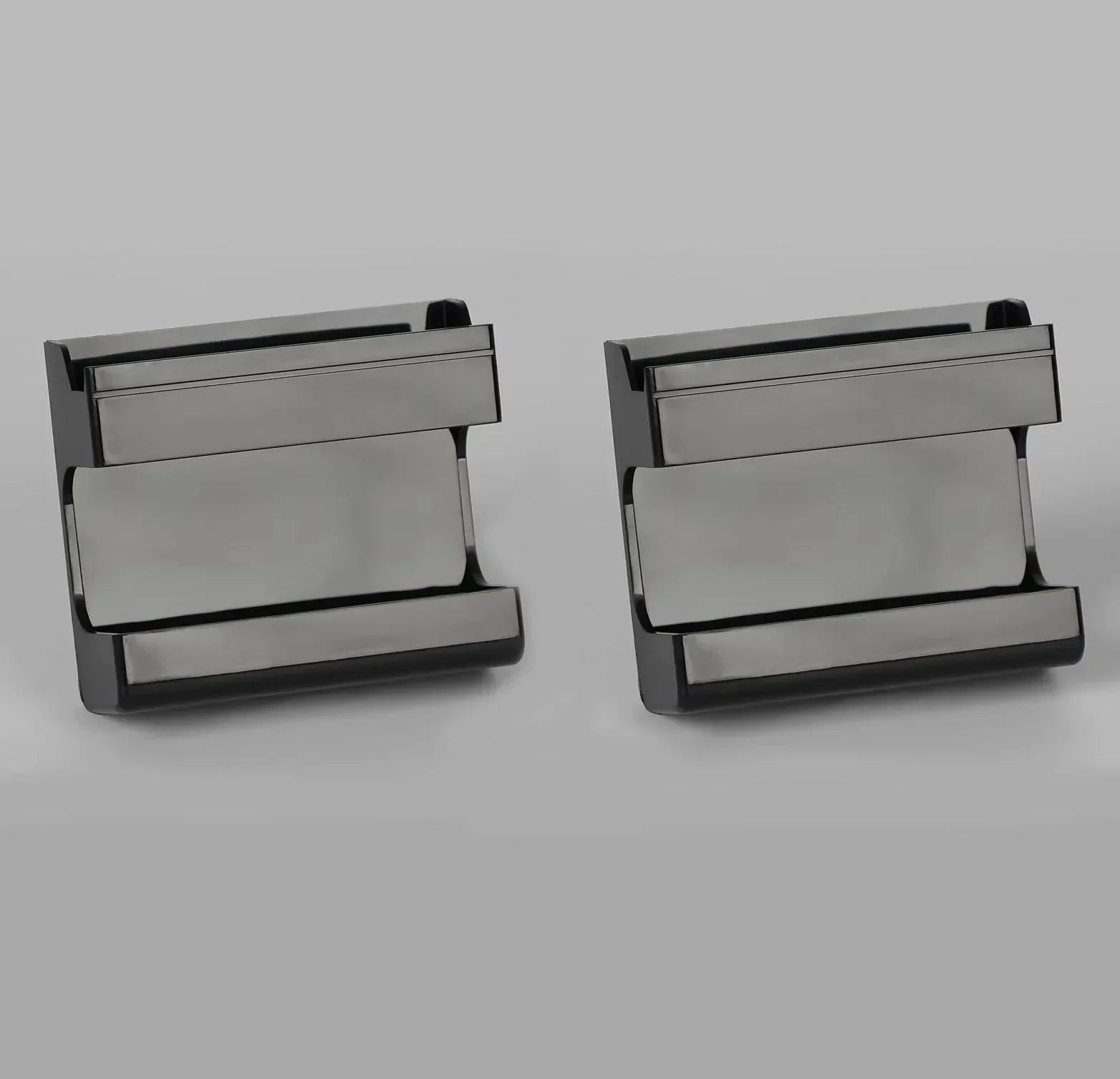 Dois suportes de celular de metal preto brilhante sobre fundo cinza