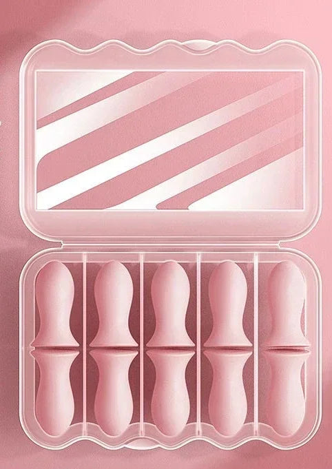 Estojo rosa com cinco protetores de silicone para dedos, organizados em divisórias.