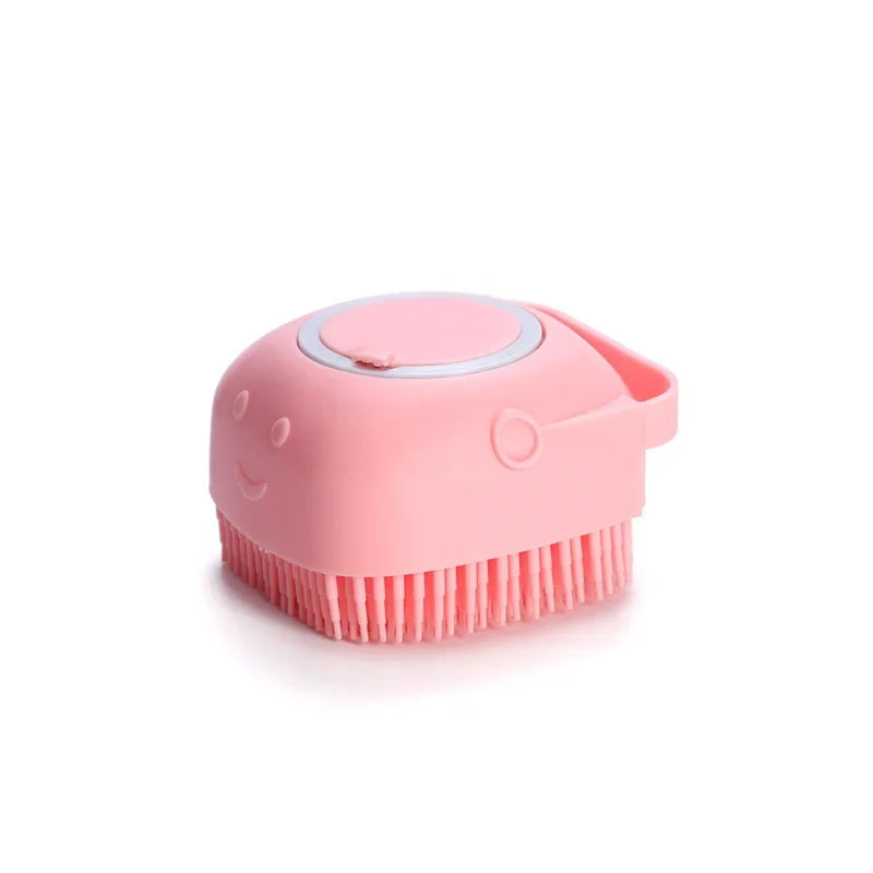 Escova de silicone rosa para banho com formato de animal e cerdas macias, fundo branco.