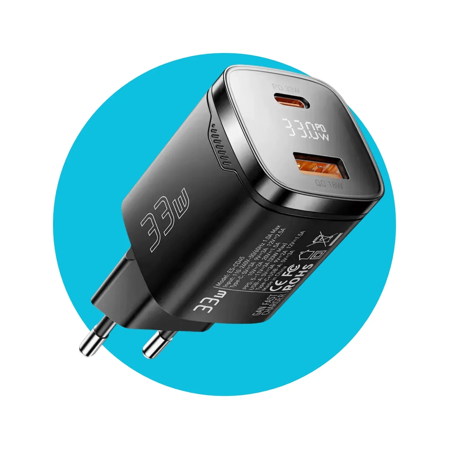 Carregador rápido USB 33W preto, duas entradas, sobre fundo azul, plugue europeu