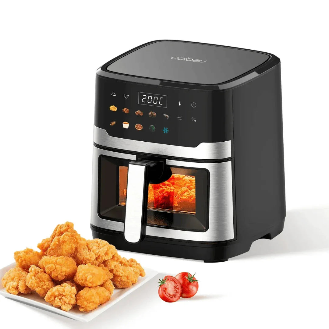 Airfryer preta digital com frango empanado e tomates em prato branco sobre fundo branco