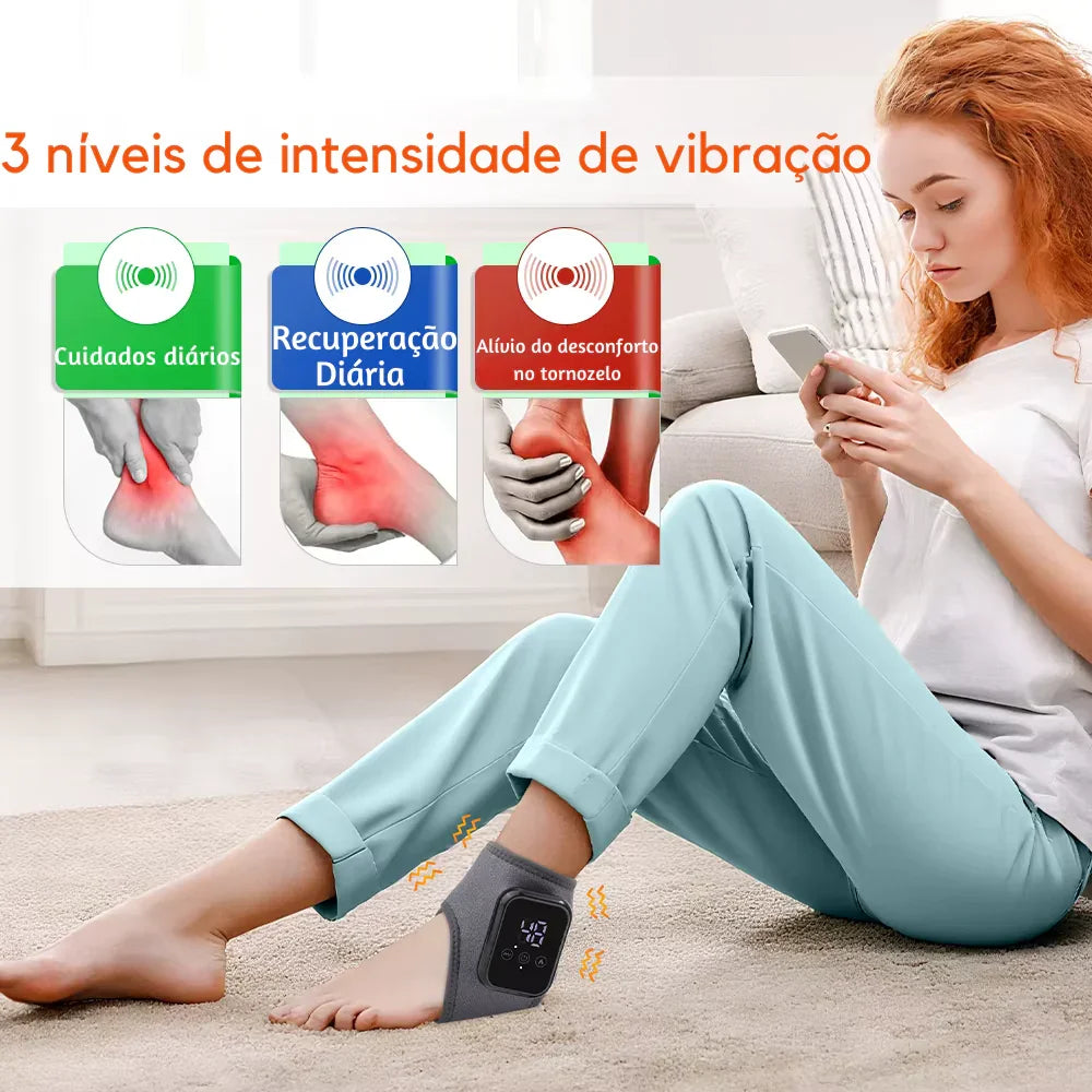 Mulher usando massageador eletrônico no tornozelo em casa, promovendo alívio de dor e relaxamento.
