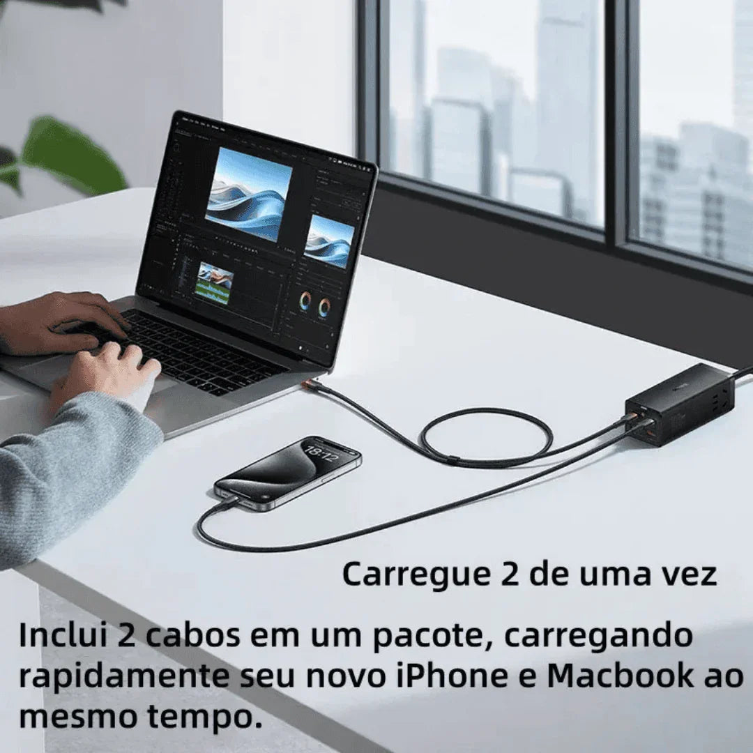 Carregador duplo USB-C carregando MacBook e iPhone juntos em mesa de escritório moderna.