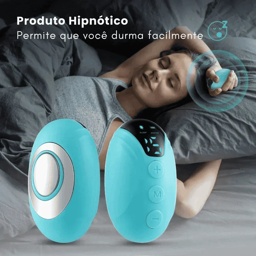Mulher relaxa na cama usando dispositivo hipnótico azul para dormir, produto para insônia.
