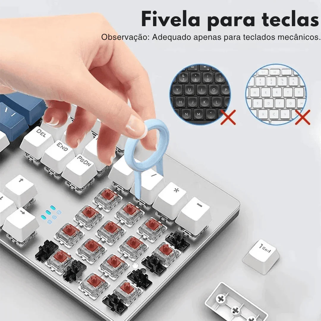 Fivela azul removendo tecla de teclado mecânico, ideal para manutenção de teclados mecânicos.