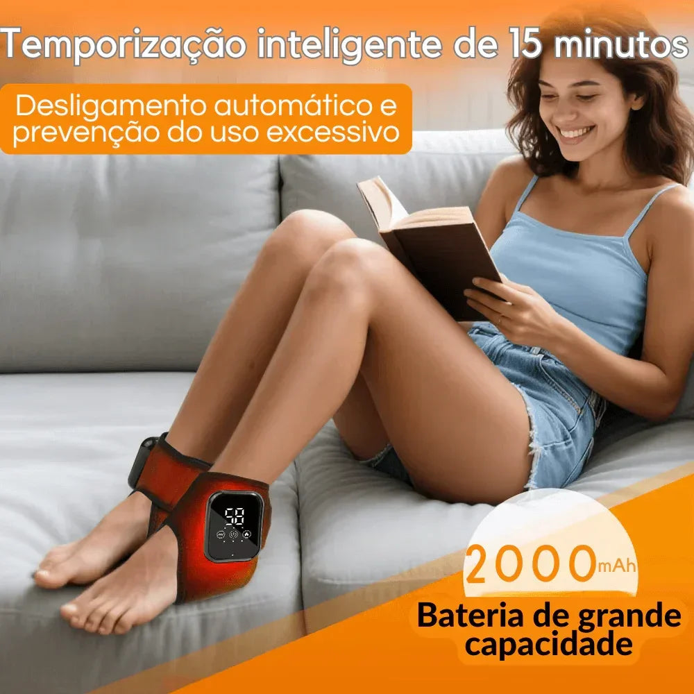 Mulher relaxando no sofá com dispositivo massageador eletrônico no tornozelo, timer inteligente de 15 minutos, bateria 2000mAh.