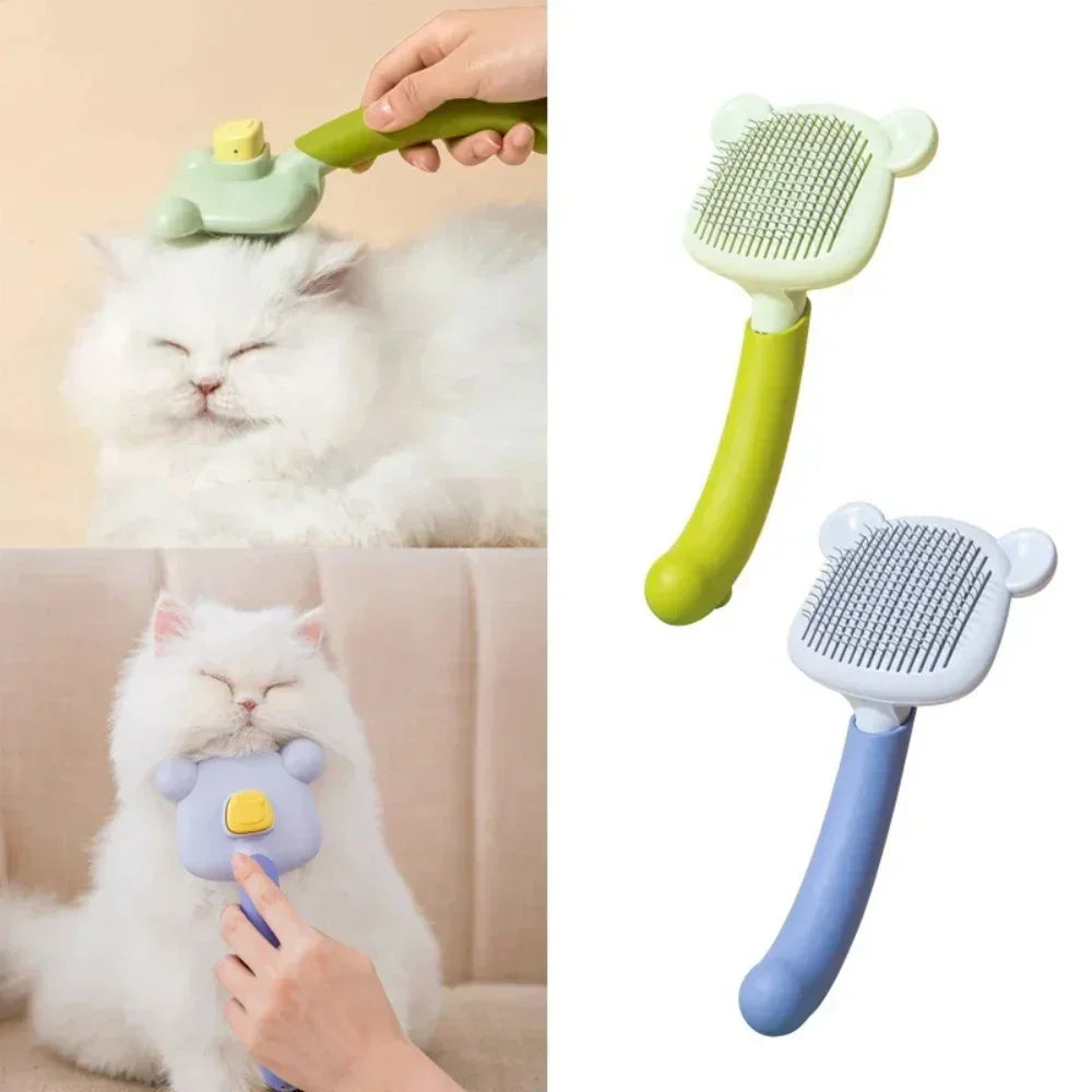 Escova de pelos para gatos com formato de urso sendo usada em gato persa branco, pet shop.