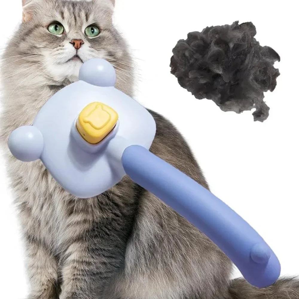Escova de pelos azul para gatos, com pelos removidos ao lado, gato cinza de fundo.