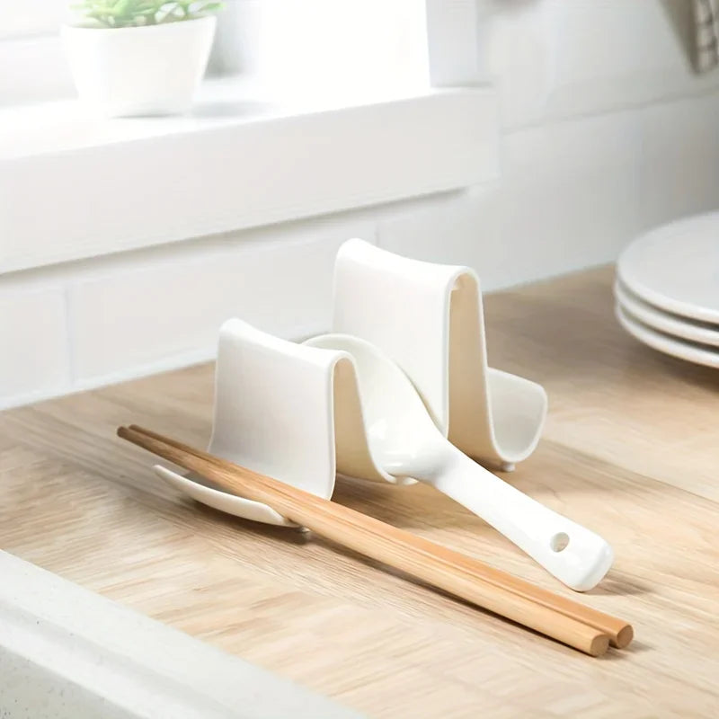 Suporte organizador de talheres branco para cozinha sobre bancada de madeira com colher e hashis