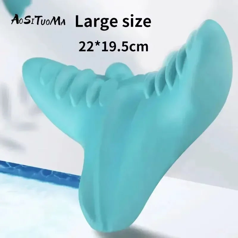 Massageador azul grande de silicone com textura, tamanho 22x19,5cm, em fundo claro.