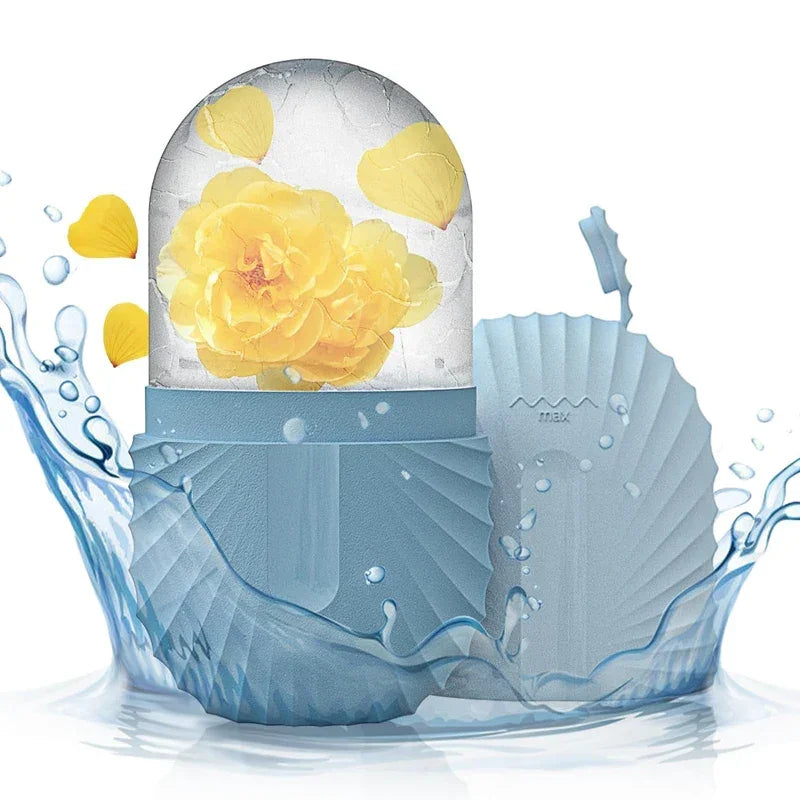 Umidificador azul com pétalas amarelas e flores em cúpula transparente, respingos de água ao redor.