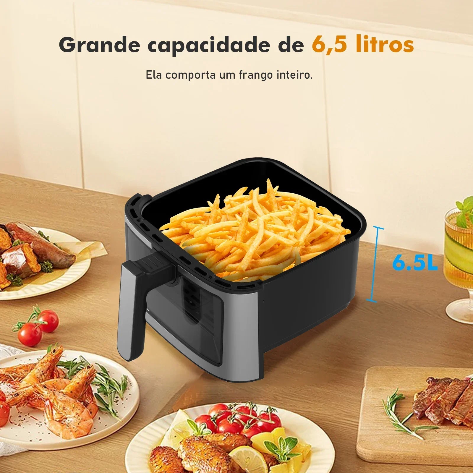 Air fryer preta 6,5 litros cheia de batatas fritas sobre mesa com pratos de comida