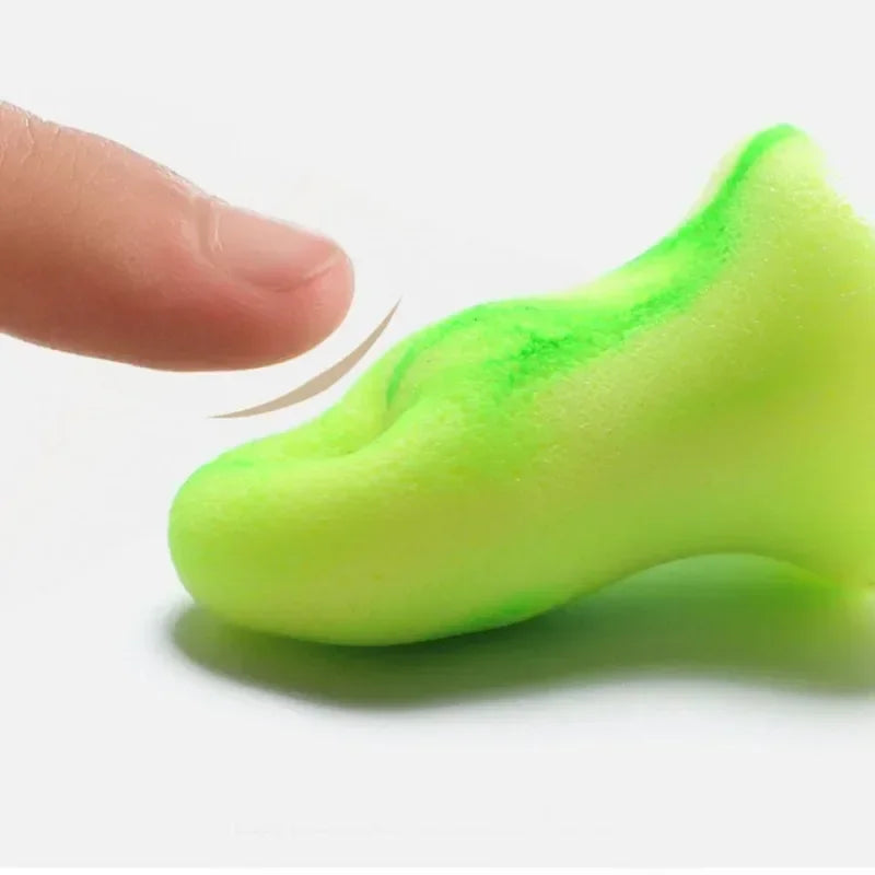 Dedo pressionando espuma viscosa verde neon em superfície clara, textura maleável