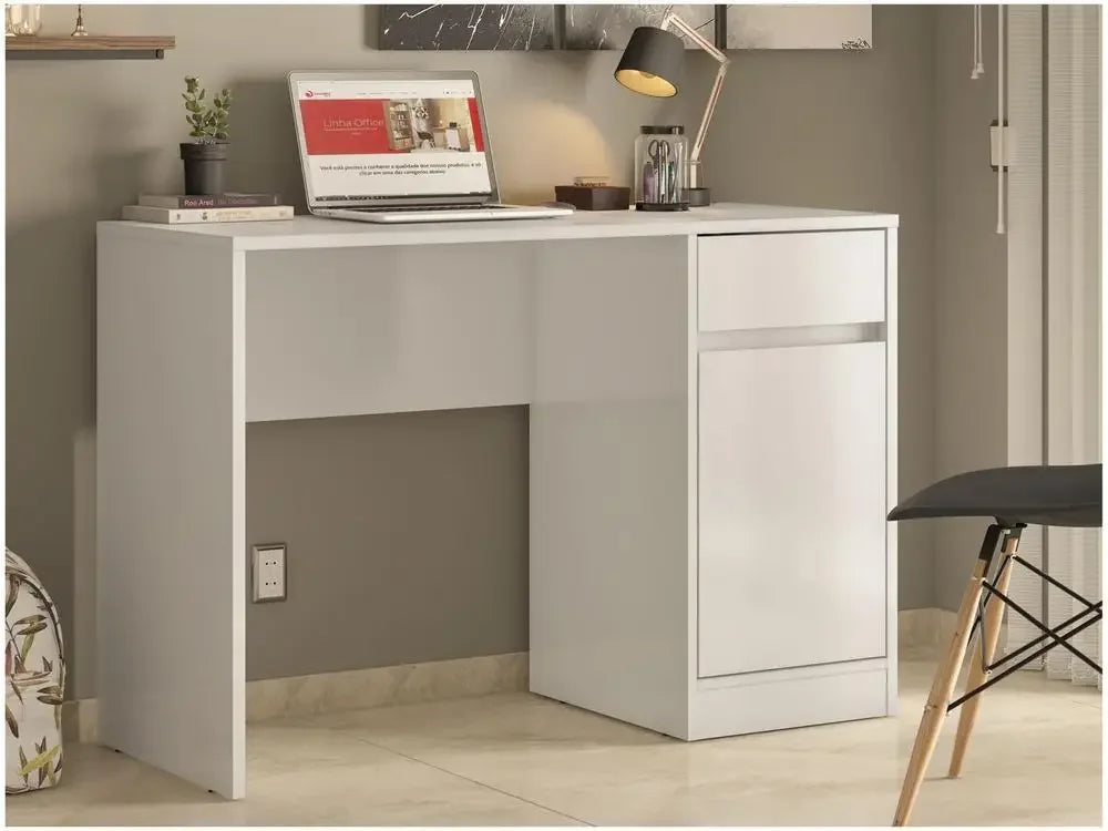Escrivaninha branca moderna com gaveta e porta, notebook e luminária em ambiente de home office.