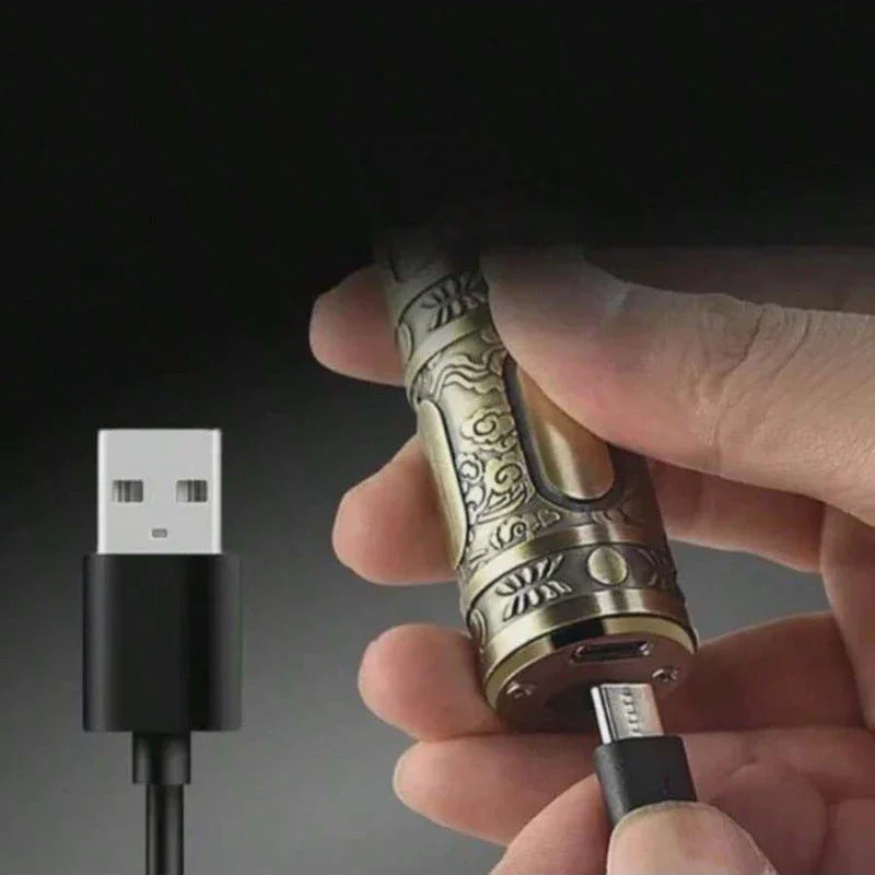 Mão conectando carregador USB a barbeador elétrico portátil com acabamento dourado decorado