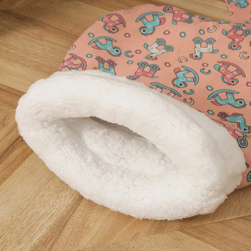 Toca de plush para animais, estampa colorida de cavalinhos, forro branco macio, chão de madeira