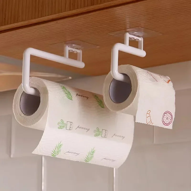Suporte de papel-toalha duplo branco fixado em armário de cozinha com dois rolos decorados.