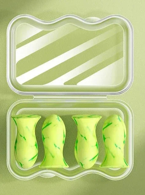 Quatro protetores de ouvido de silicone verde neon com marmorizado, em estojo transparente.