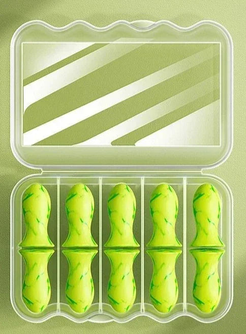 Estojo transparente com cinco protetores auriculares verdes marmorizados, fundo verde claro