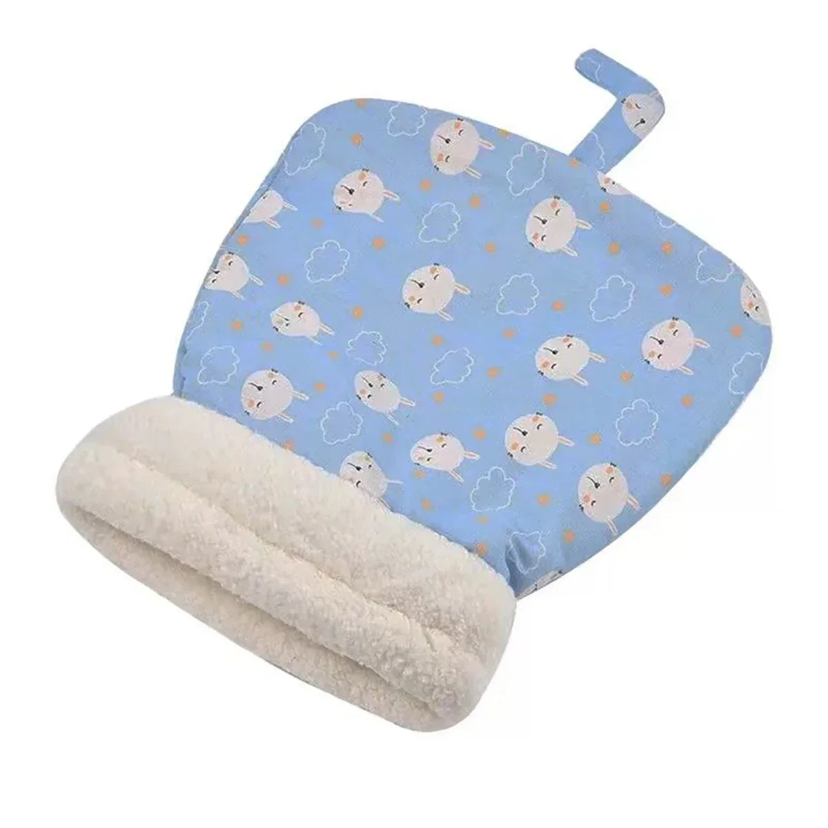 Almofada azul infantil com estampa de coelho e nuvens, interior felpudo branco.